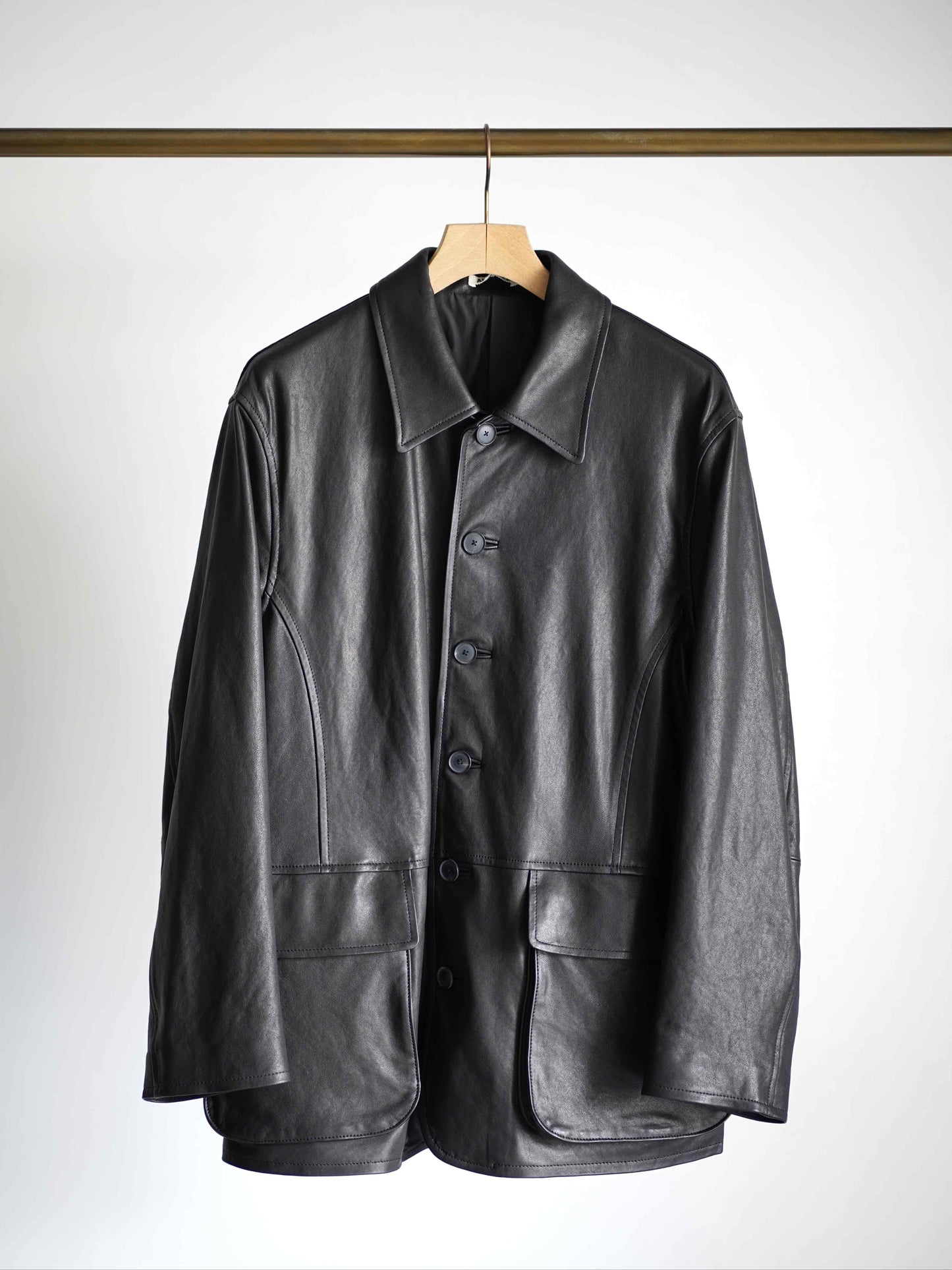 AURALEEのTEXTURED LAMB LEATHER BLOUSONのカラーはBLACKの正面が写った商品画像です。