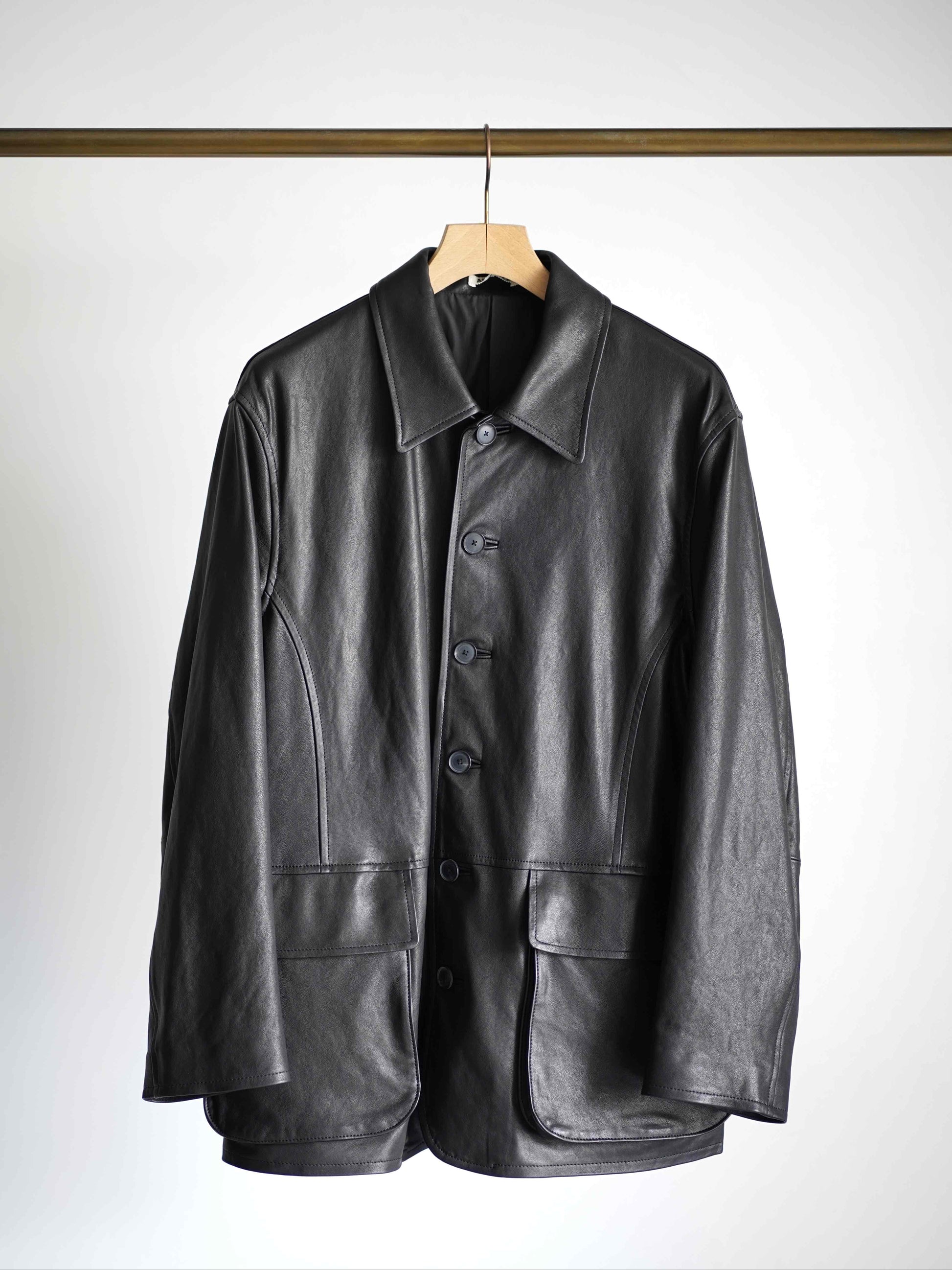 AURALEEのTEXTURED LAMB LEATHER BLOUSONのカラーはBLACKの正面が写った商品画像です。