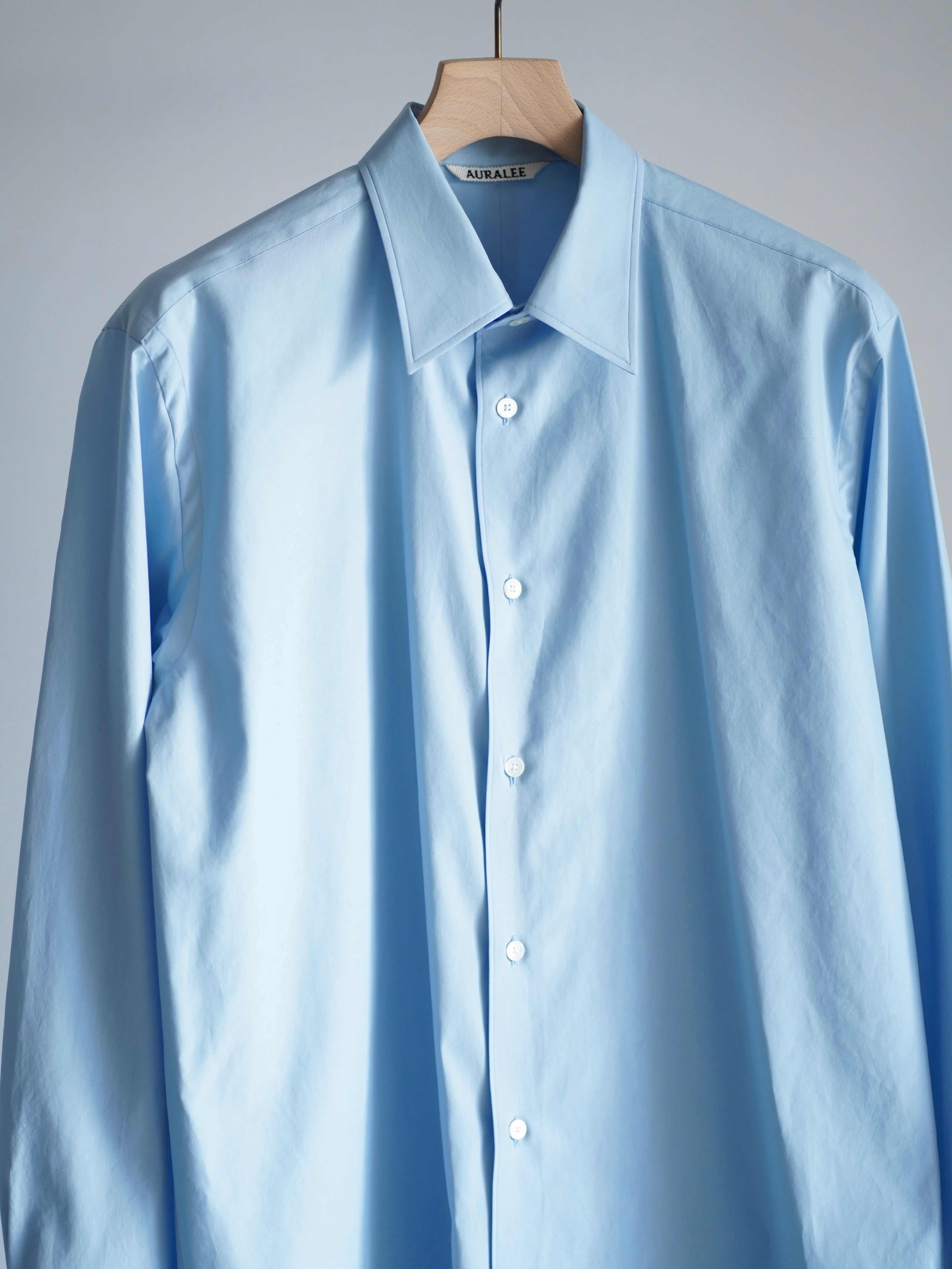 AURALEEのWASHED FINX TWILL SHIRTのカラーはライトブルーの上半分に寄った商品画像です。
こちらの商品は通信販売にて購入可能です。