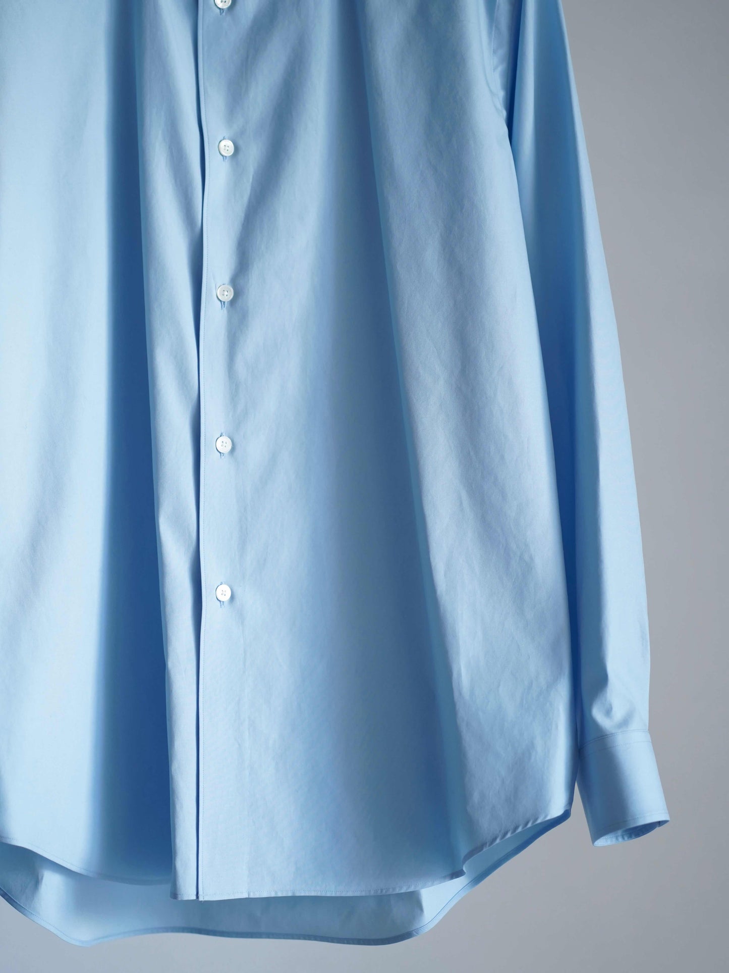 AURALEEのWASHED FINX TWILL SHIRTのカラーはライトブルーの下半分に寄った商品画像です。
こちらの商品は通信販売にて購入可能です。