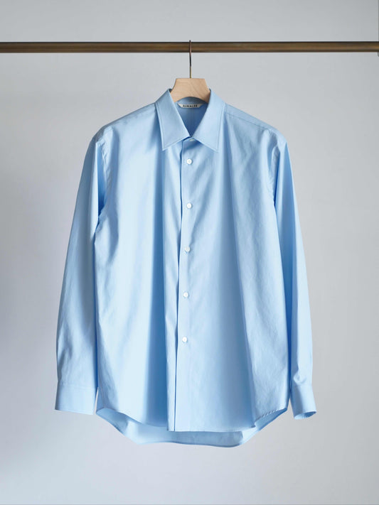 AURALEEのWASHED FINX TWILL SHIRTのカラーはライトブルーの全体が写った商品画像です。
こちらの商品は通信販売にて購入可能です。