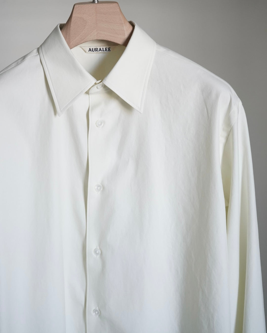 AURALEEのWASHED FINX TWILL SHIRTのカラーはホワイトの上半分に寄った商品画像です。
こちらの商品は通信販売にて購入可能です。