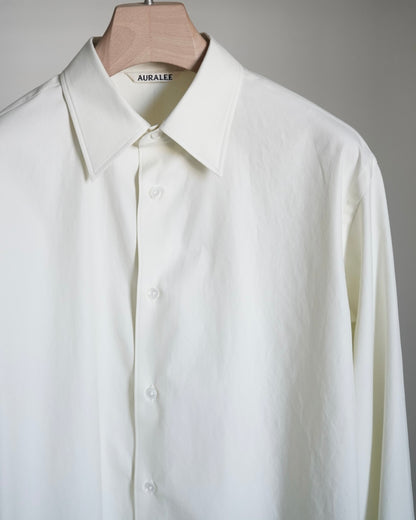 AURALEEのWASHED FINX TWILL SHIRTのカラーはホワイトの上半分に寄った商品画像です。
こちらの商品は通信販売にて購入可能です。