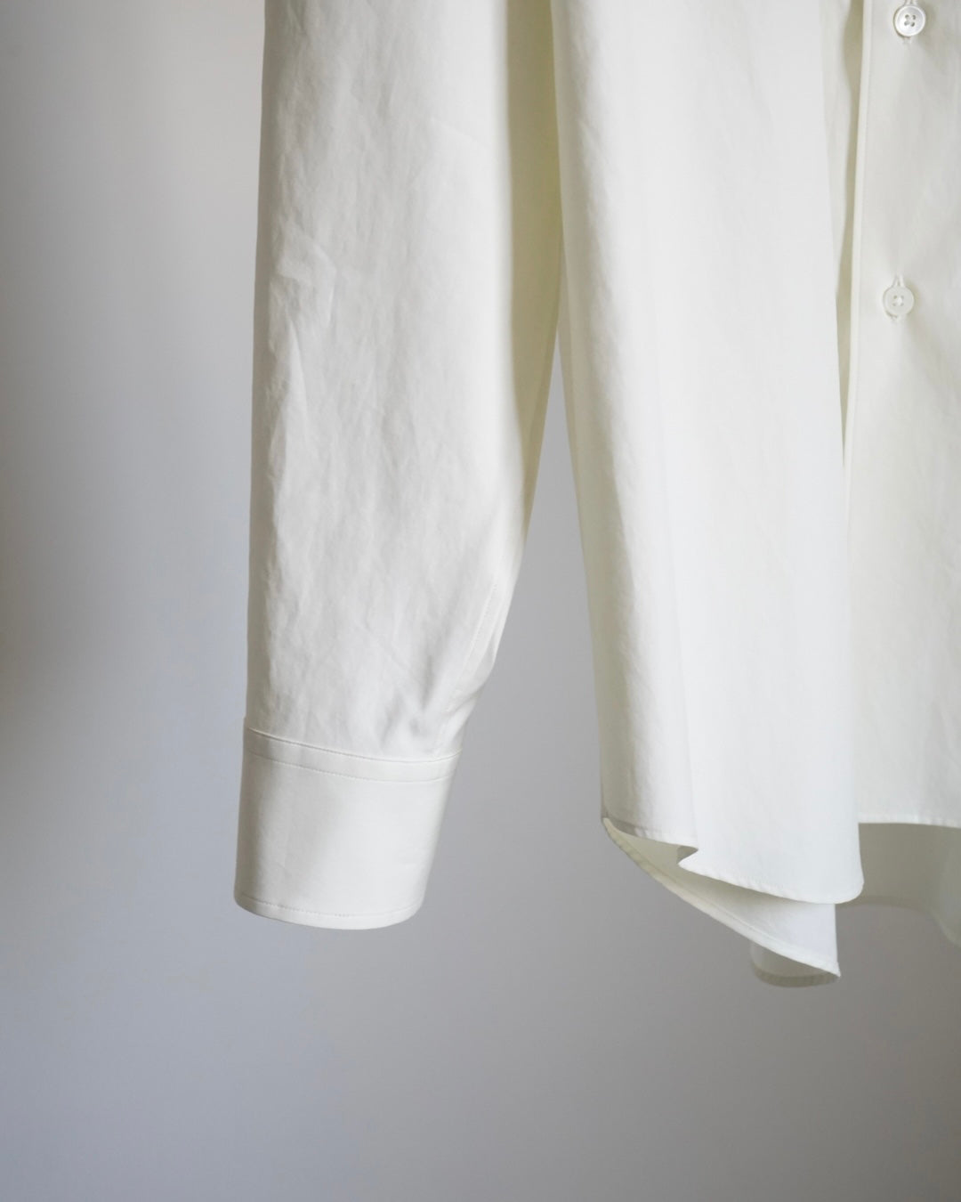 AURALEEのWASHED FINX TWILL SHIRTのカラーはホワイトの下半分に寄った商品画像です。
こちらの商品は通信販売にて購入可能です。