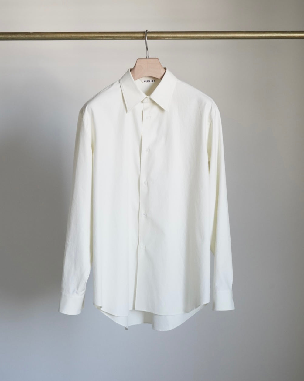 AURALEEのWASHED FINX TWILL SHIRTのカラーはホワイトの全体が写った商品画像です。
こちらの商品は通信販売にて購入可能です。
