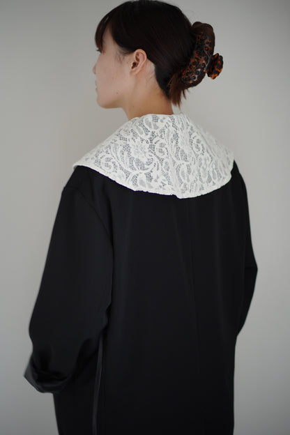 FLOCKED LACE SAILOR COLLAR BLOUSE