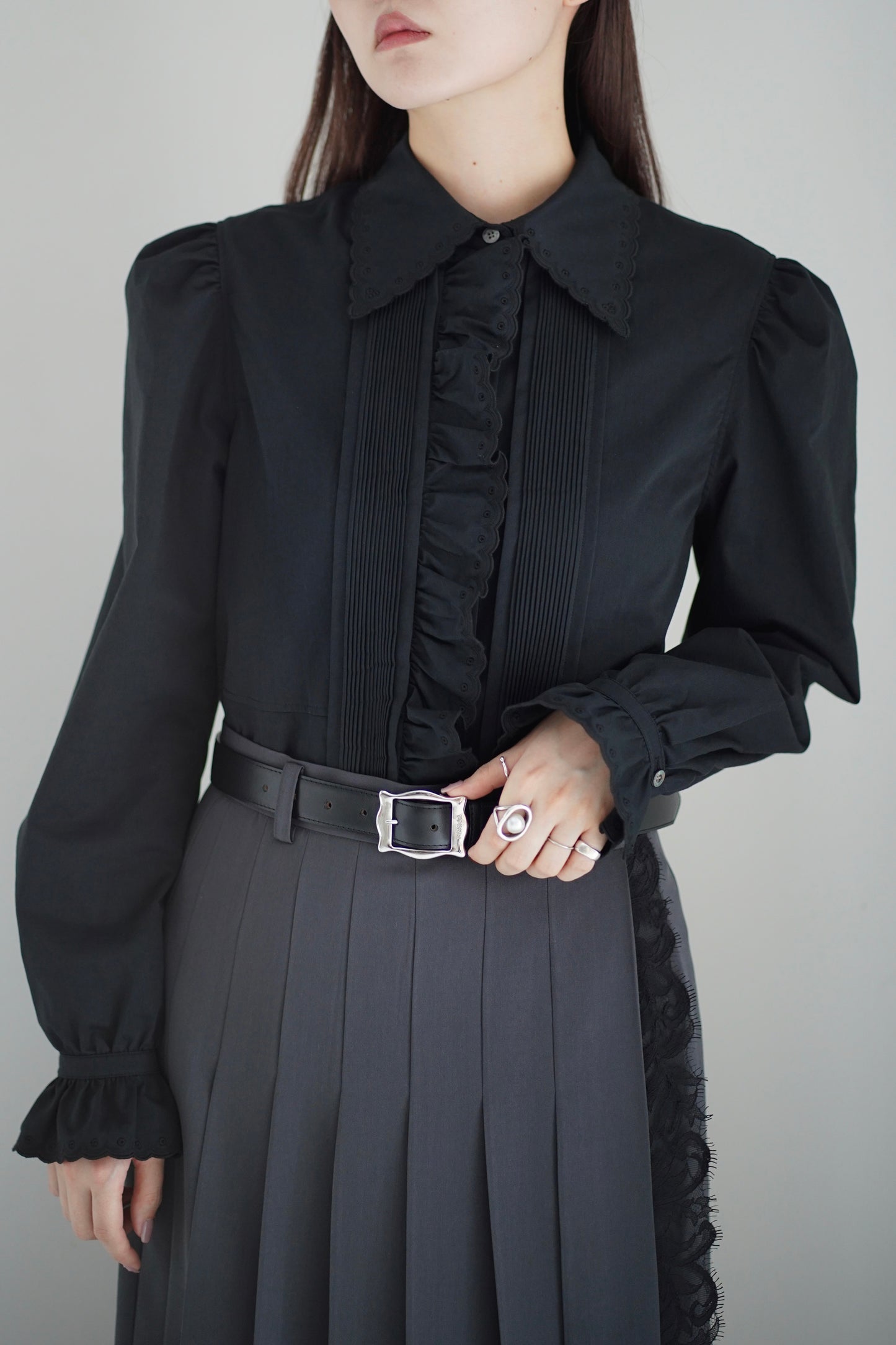 FINE WOOL PLEATED SKIRT WITH LACE TRIM