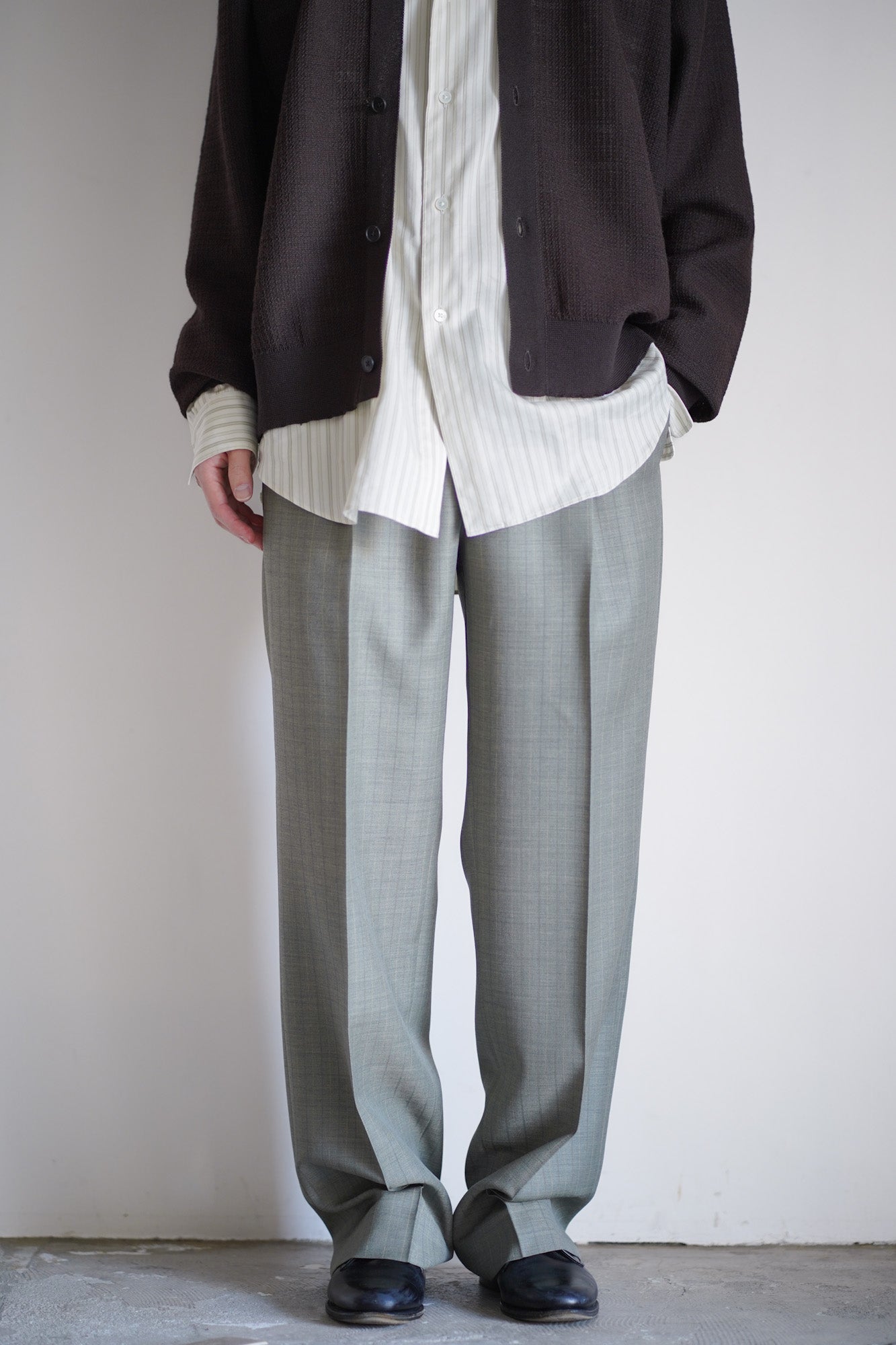 BLUEFACED WOOL TWO-TUCK SLACKS