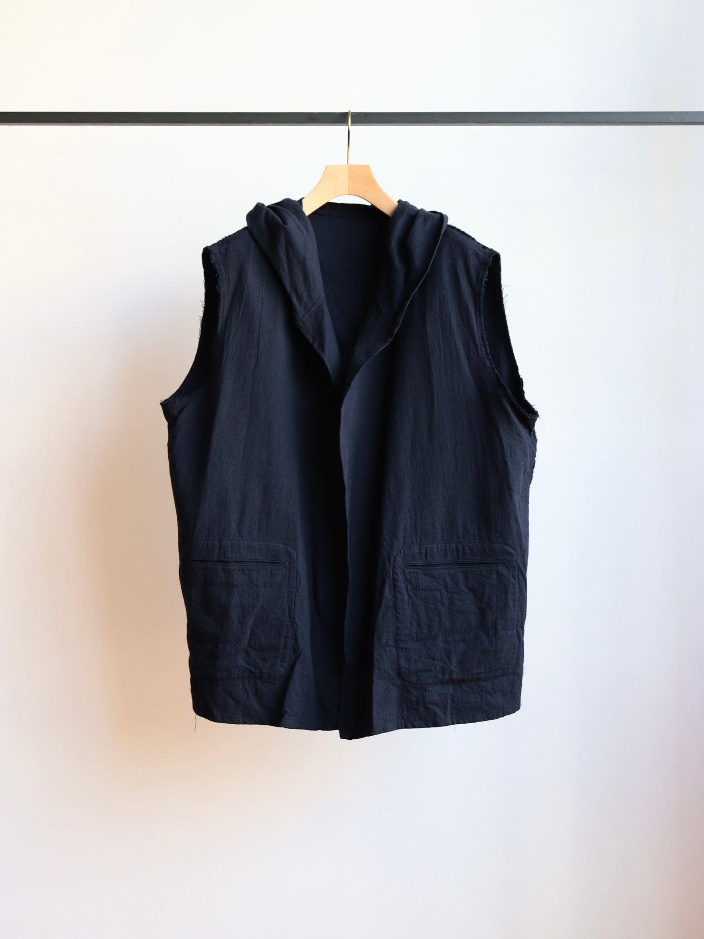 cut off hooded toile shirt