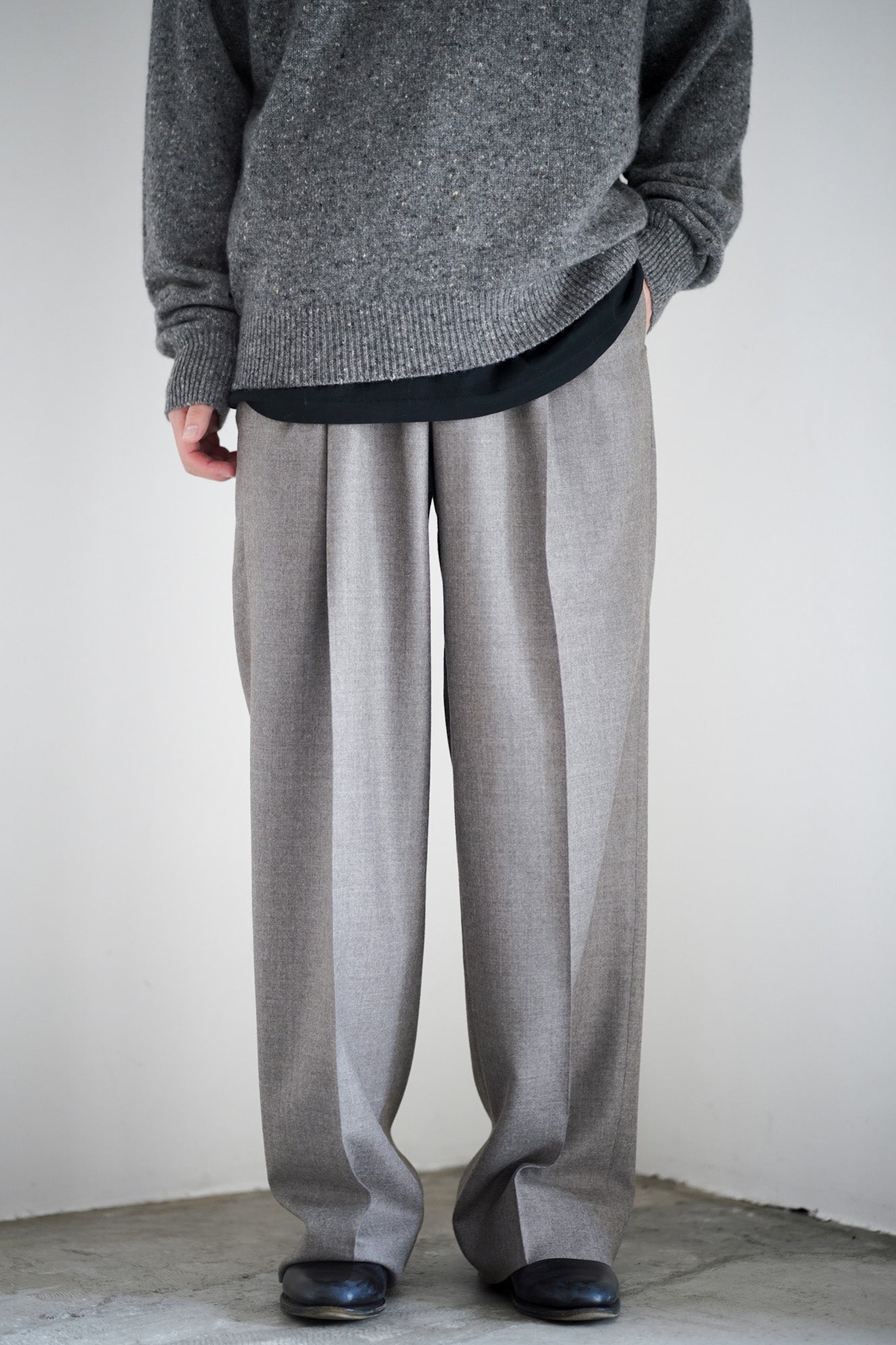 SUPER LIGHT WOOL TWO-TUCK SLACKS