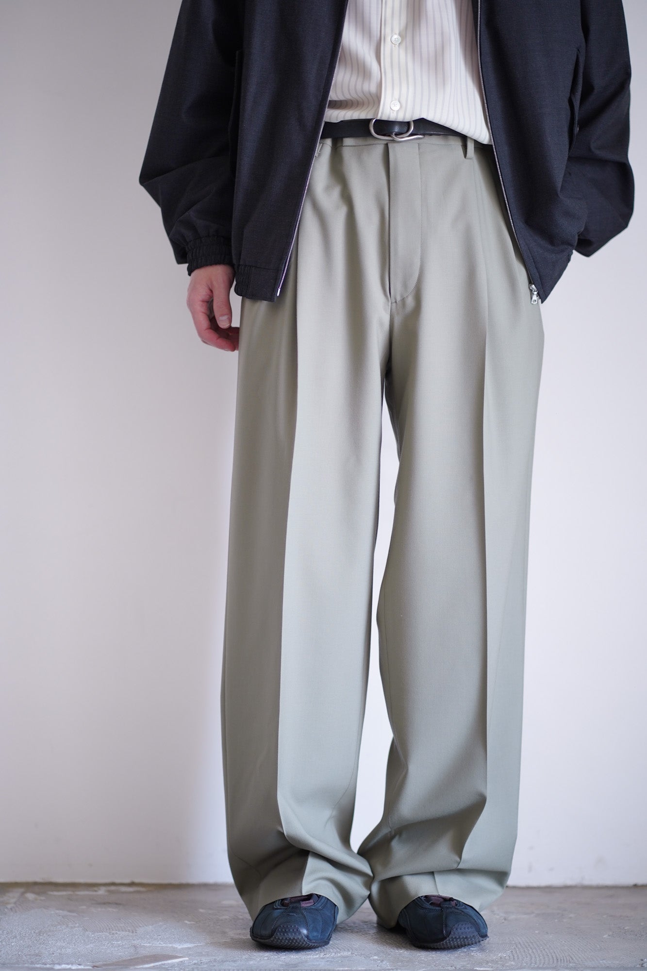 ULTRA FINE TROPICAL WOOL TWO-TUCK SLACKS