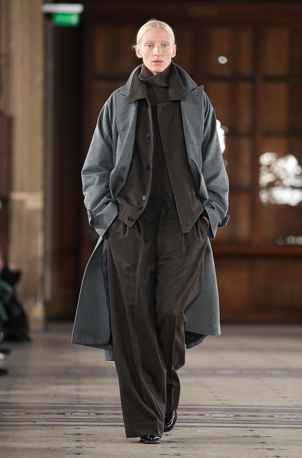 WOOL CASHMERE OVERSIZED PEAK LAPEL CHESTER COAT