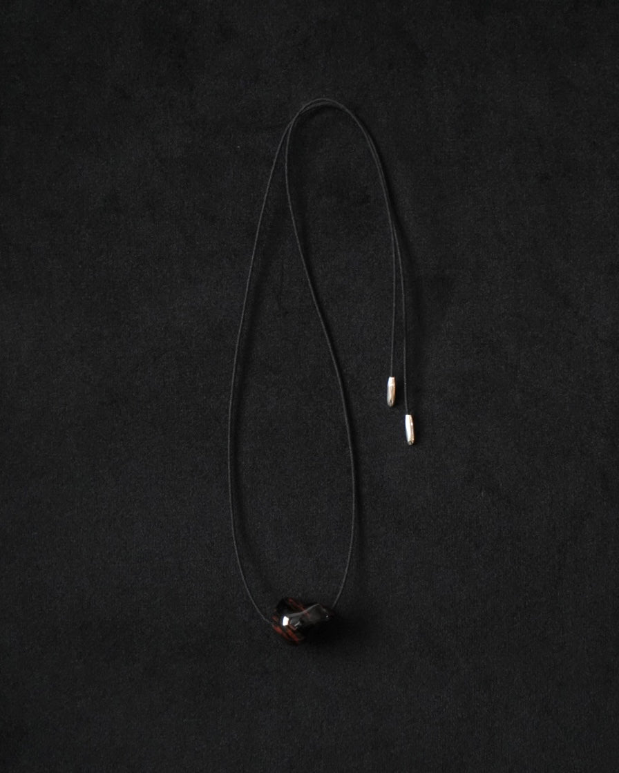 DISTORTED STONE CHOCKER MAHOGANY