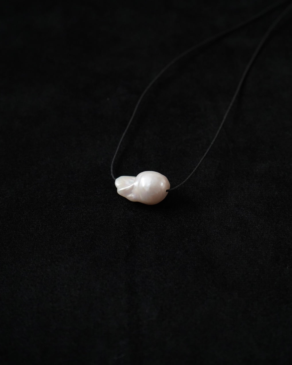DISTORTED PEARL CHOCKER