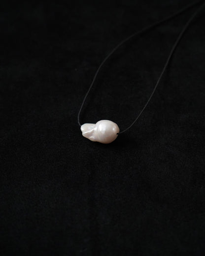 DISTORTED PEARL CHOCKER