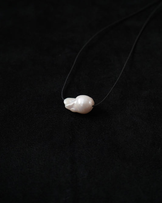 DISTORTED PEARL CHOCKER