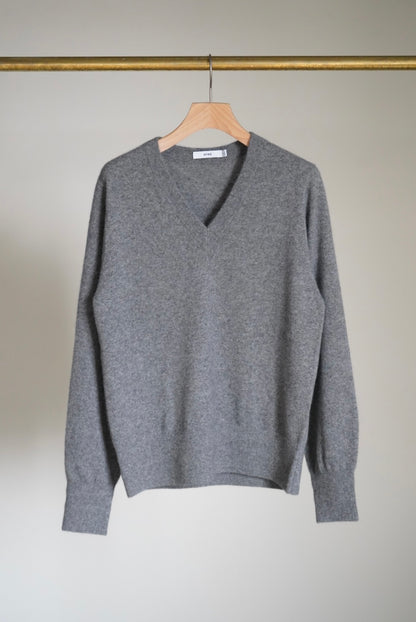 RACCOON V-NECK SWEATER