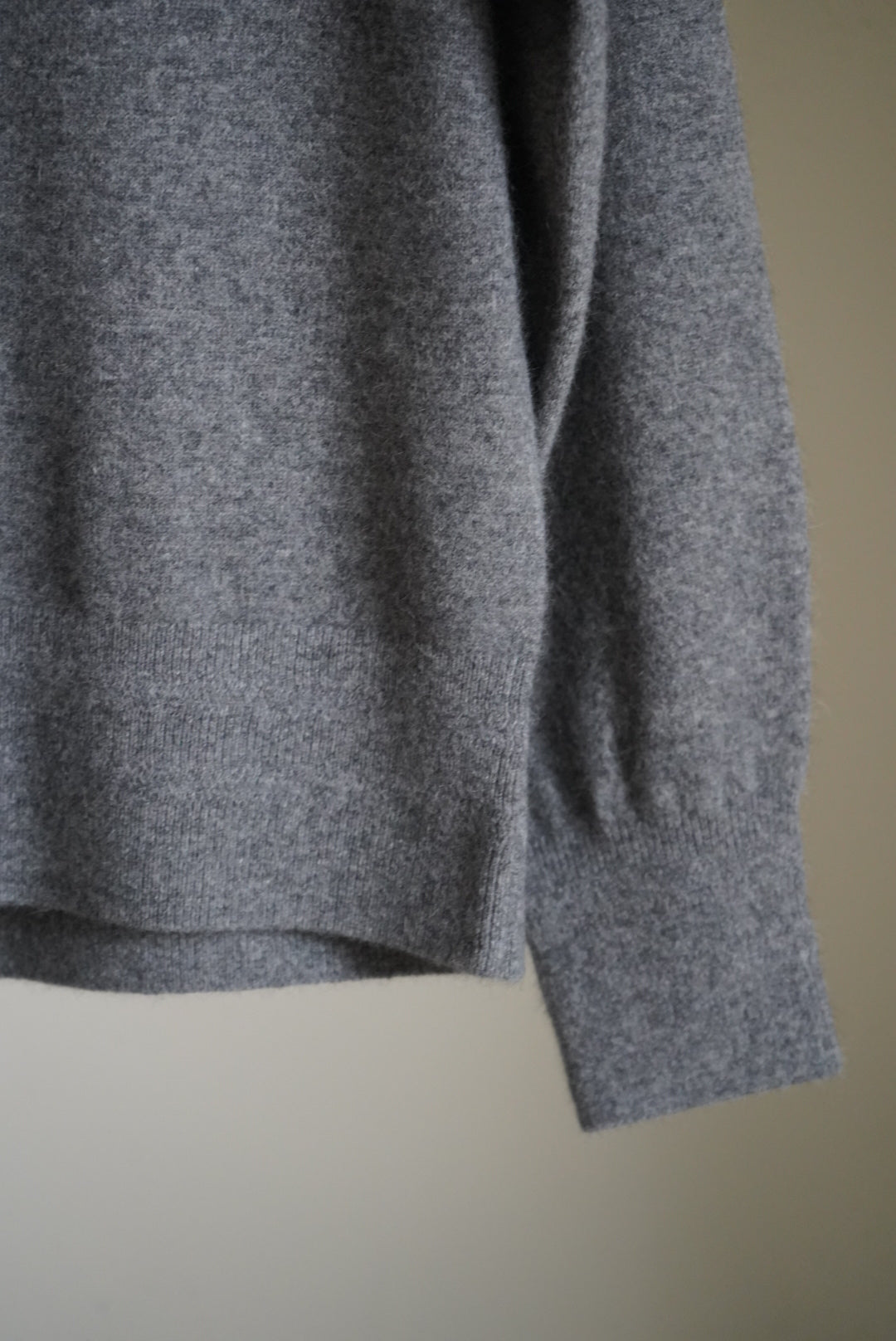 RACCOON V-NECK SWEATER