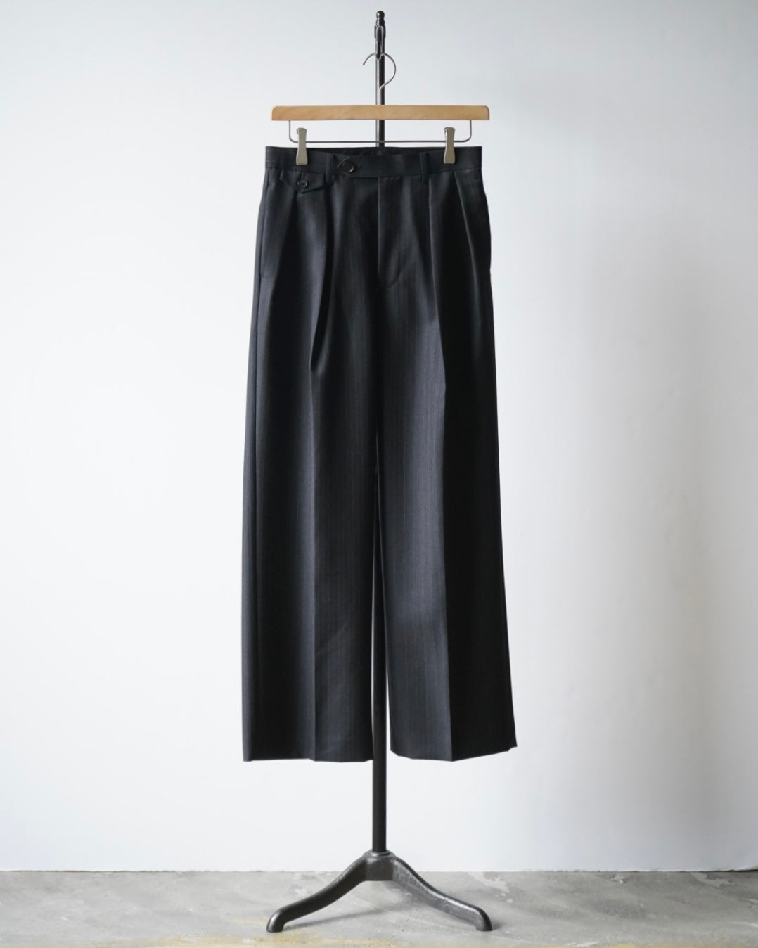 BLUEFACED WOOL TWO-TUCK SLACKS