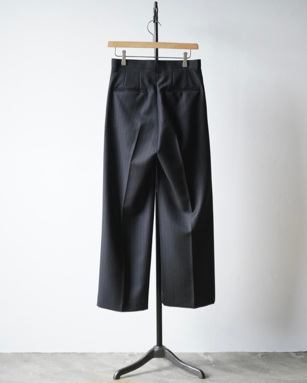 BLUEFACED WOOL TWO-TUCK SLACKS