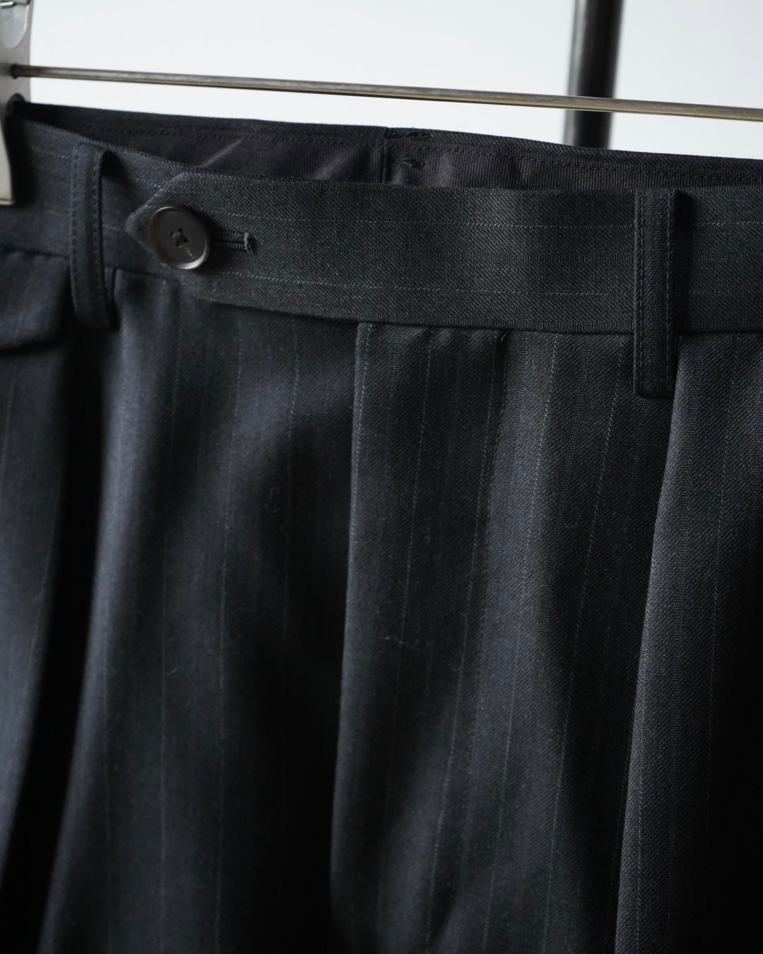 BLUEFACED WOOL TWO-TUCK SLACKS