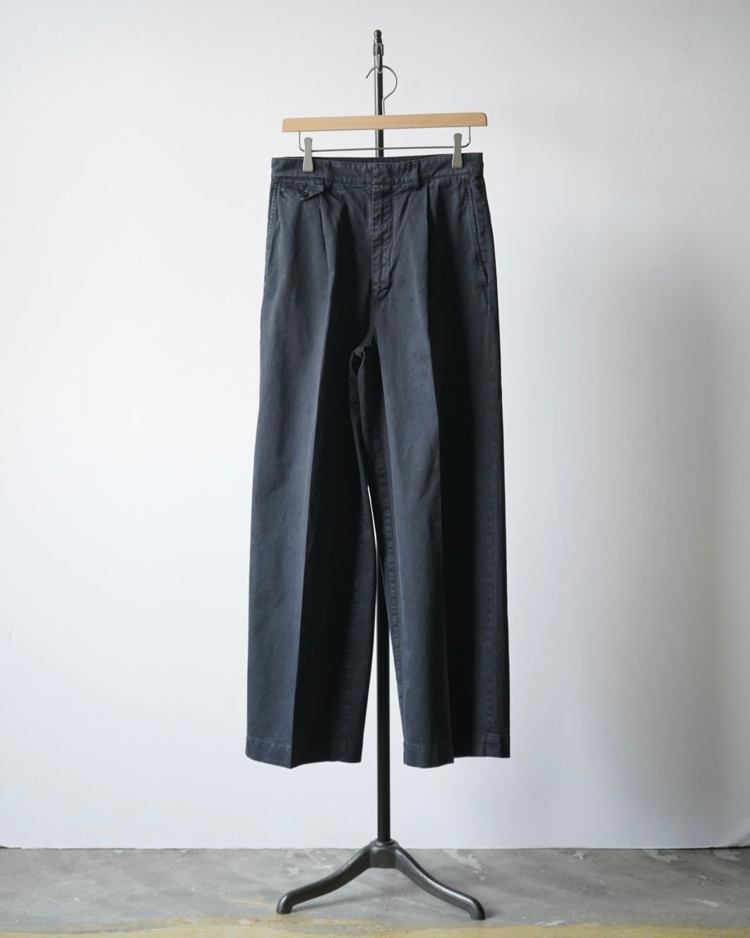 GARMENT-DYED FINX CHINO ONE-TUCK WIDE PANTS