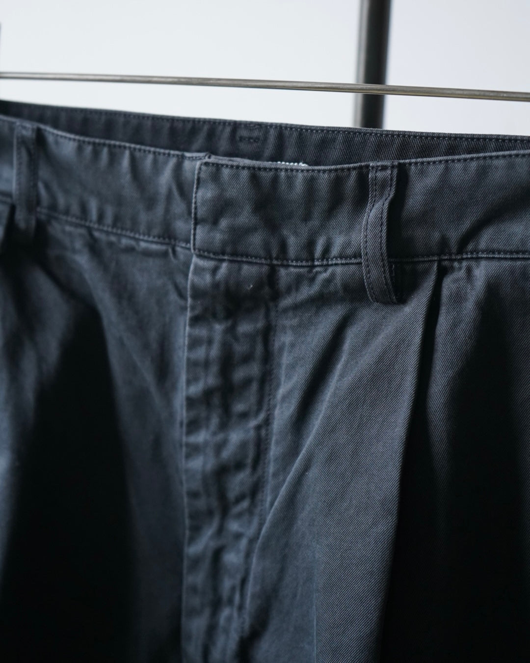 GARMENT-DYED FINX CHINO ONE-TUCK WIDE PANTS