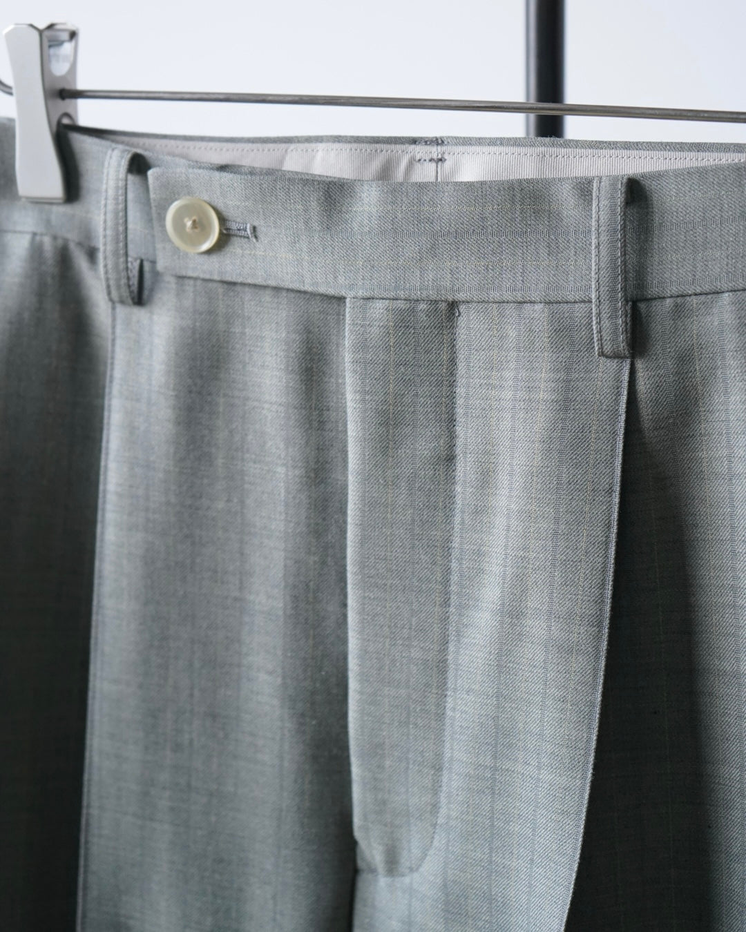 BLUEFACED WOOL TWO-TUCK SLACKS