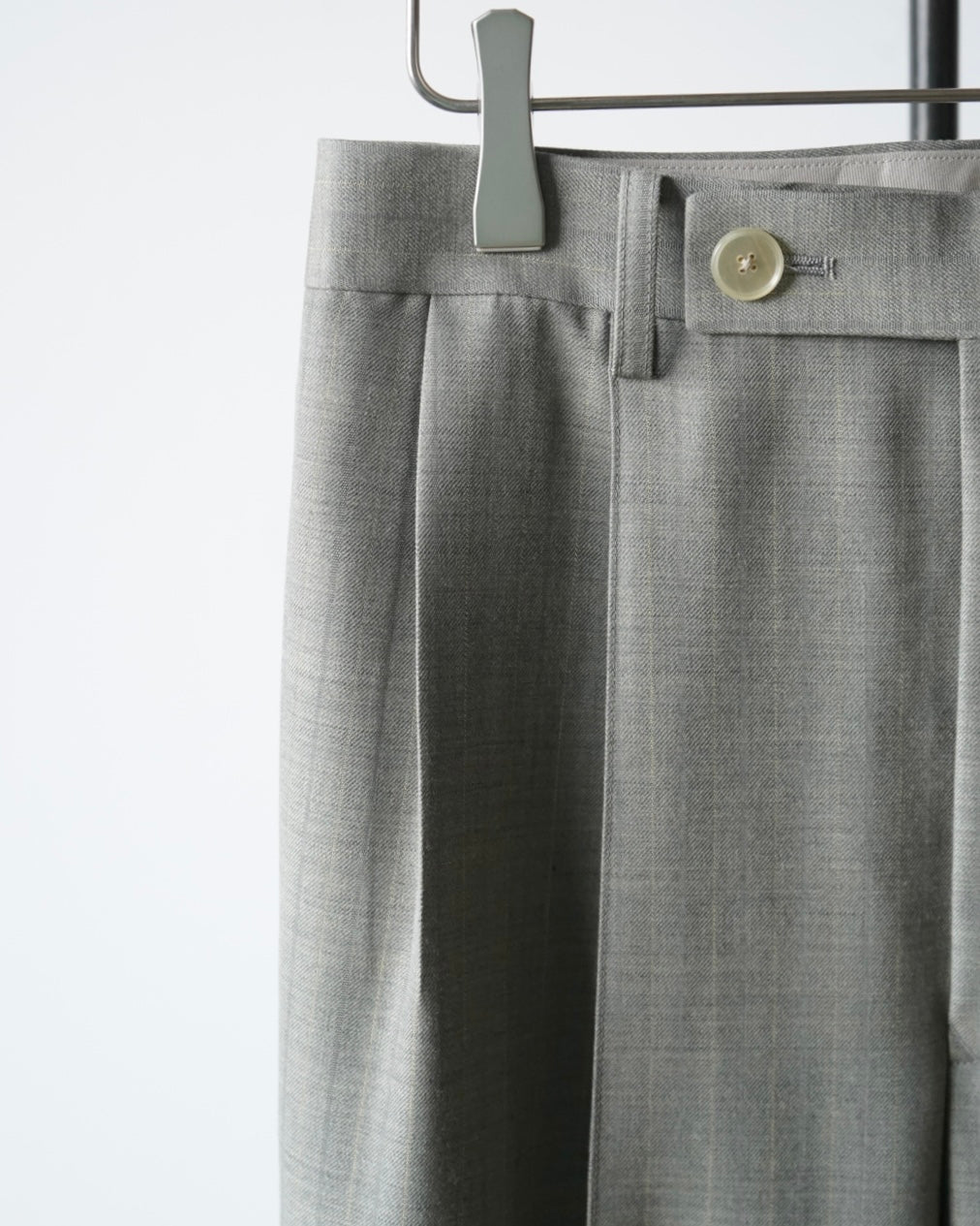 BLUEFACED WOOL TWO-TUCK SLACKS