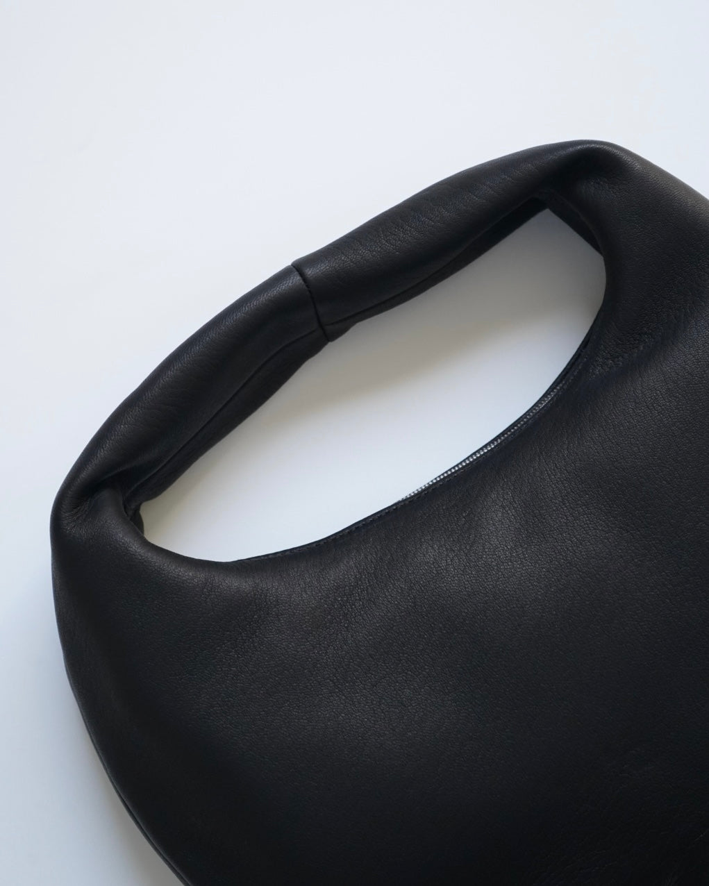 ROUND ONE SHOULDER：M