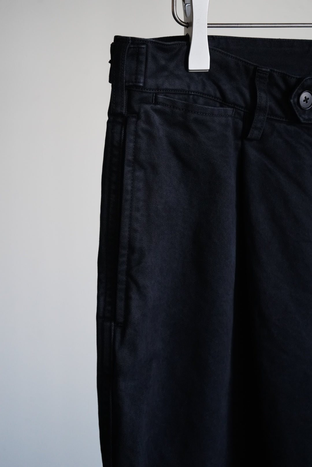 GARMENT-DYED FINX CHINO ONE-TUCK WIDE PANTS