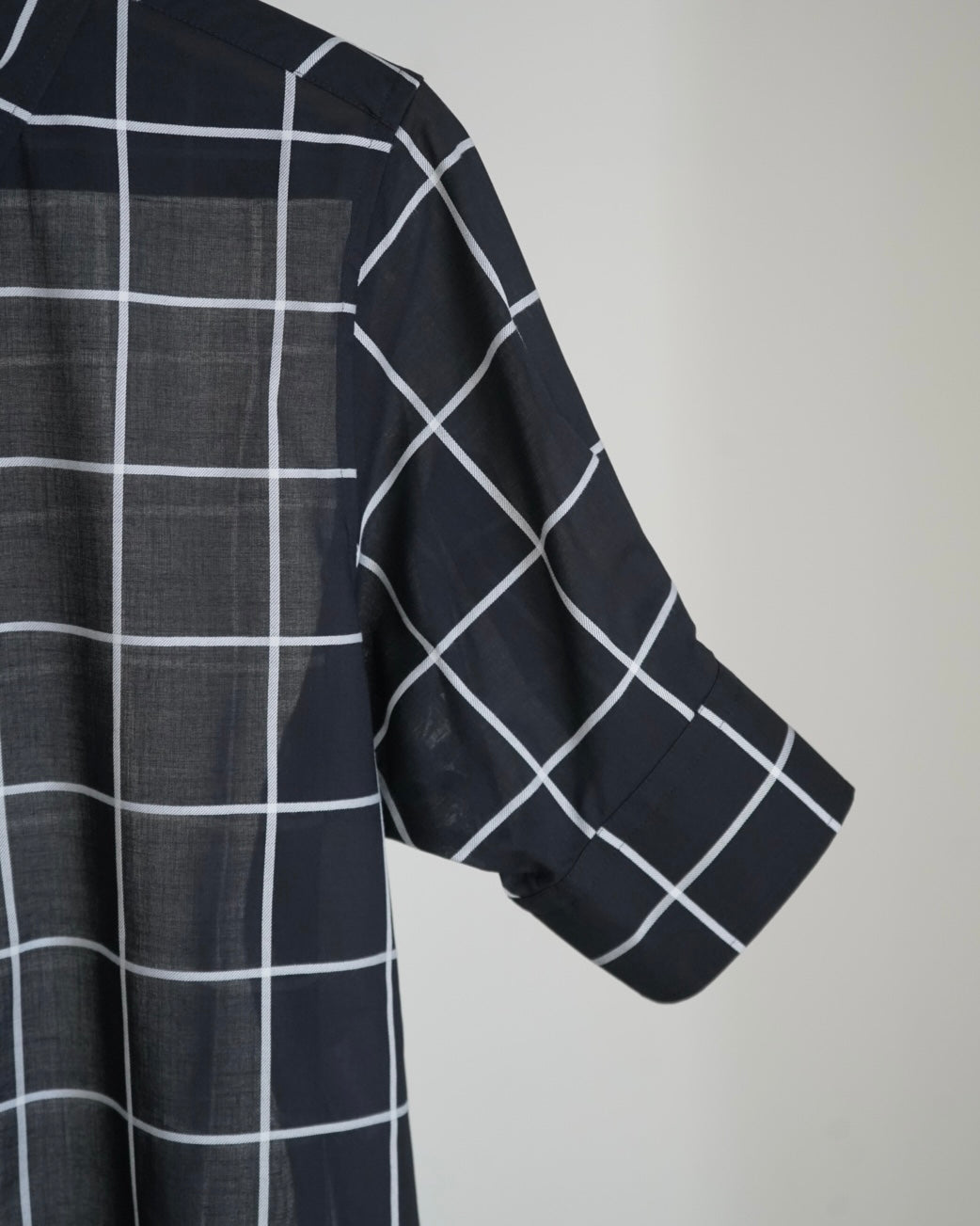 SHEER BACK WINDOWPANE SHORT-SLV BLOUSE