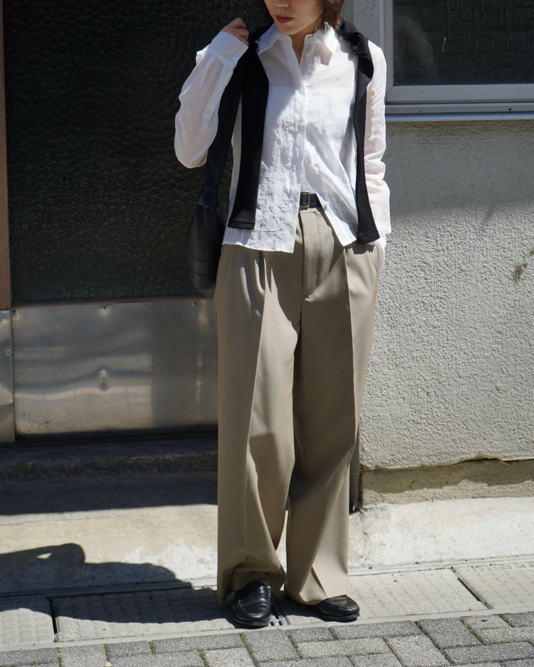 LIGHT WOOL MAX GABARDINE TWO-TUCK SLACKS