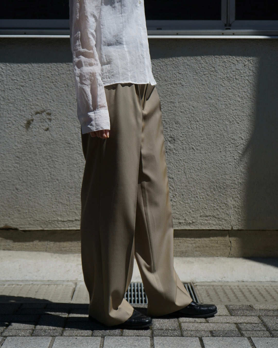LIGHT WOOL MAX GABARDINE TWO-TUCK SLACKS