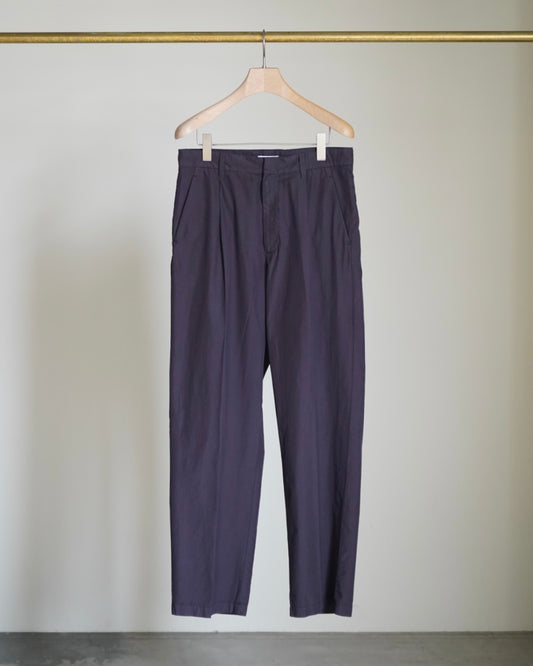 GARMENT-DYED FINX SHUTTLE WEATHER ONE-TUCK SLACKS