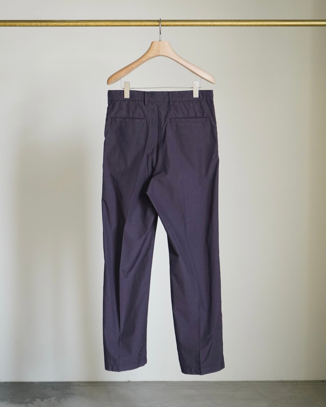 GARMENT-DYED FINX SHUTTLE WEATHER ONE-TUCK SLACKS