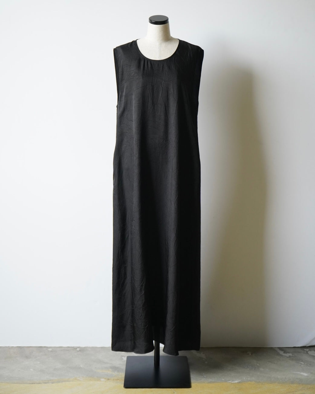 WRINKLED TWILL ROUND NECK LONG DRESS