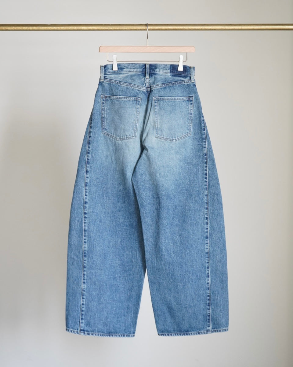 BARREL-LEG DENIM JEANS