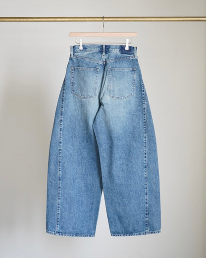 BARREL-LEG DENIM JEANS