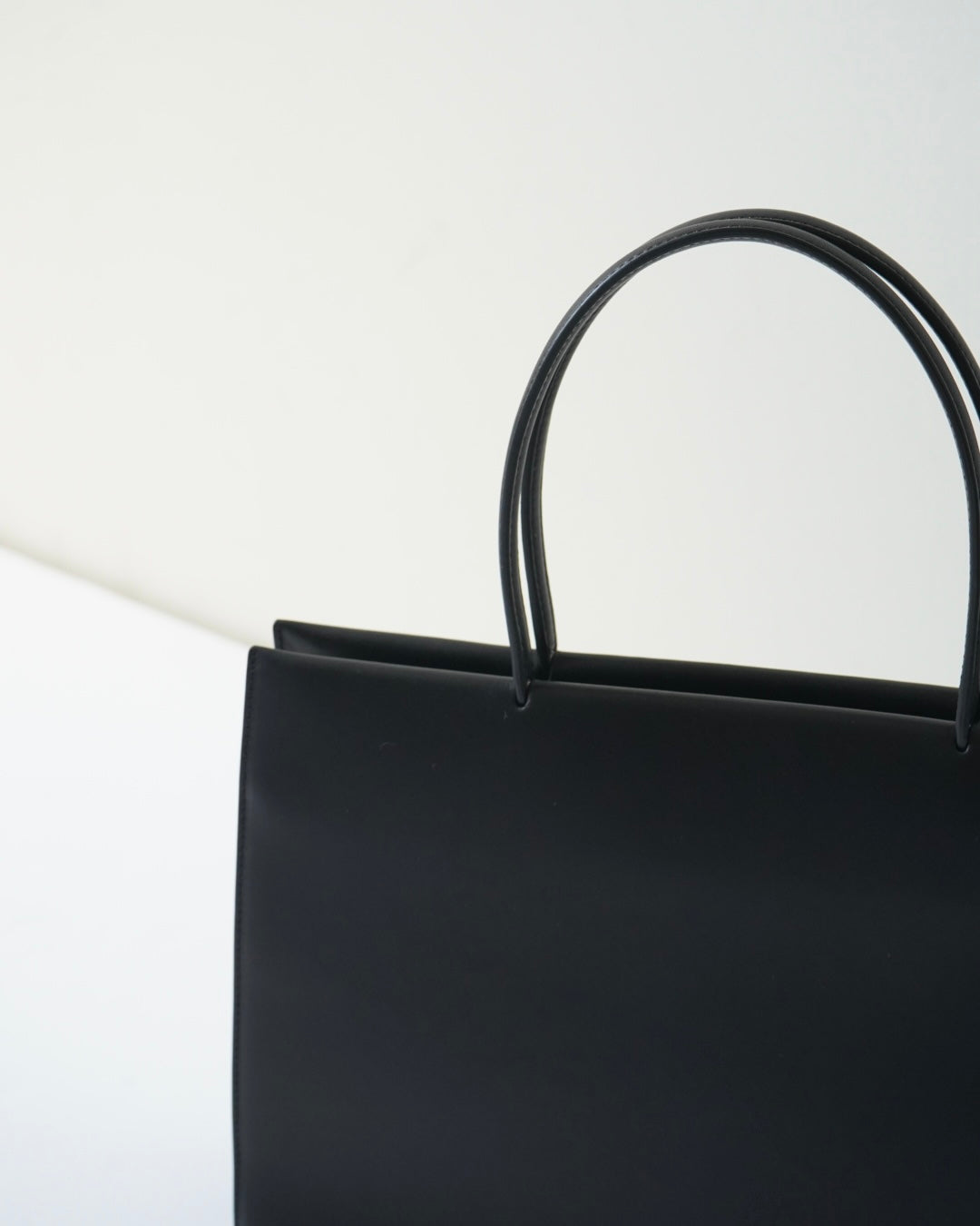 SQUARE-SHAPED TOTE BAG SHORT HANDLE : M