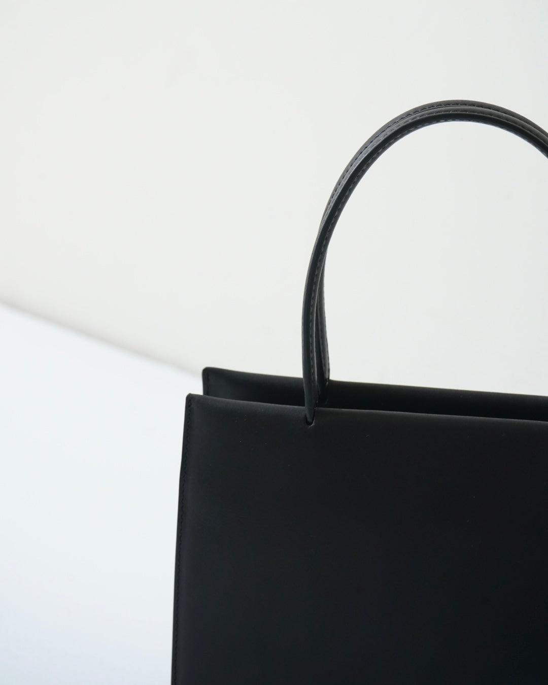 SQUARE-SHAPED TOTE BAG SHORT HANDLE : S