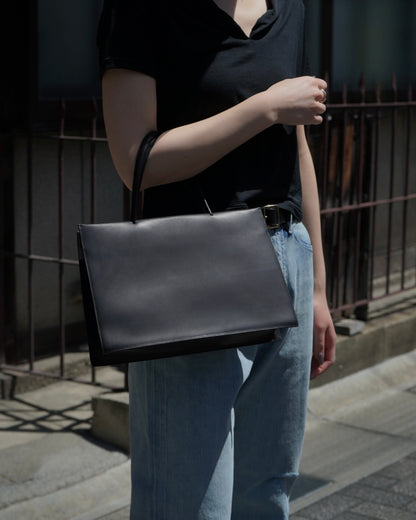 SQUARE-SHAPED TOTE BAG SHORT HANDLE : M