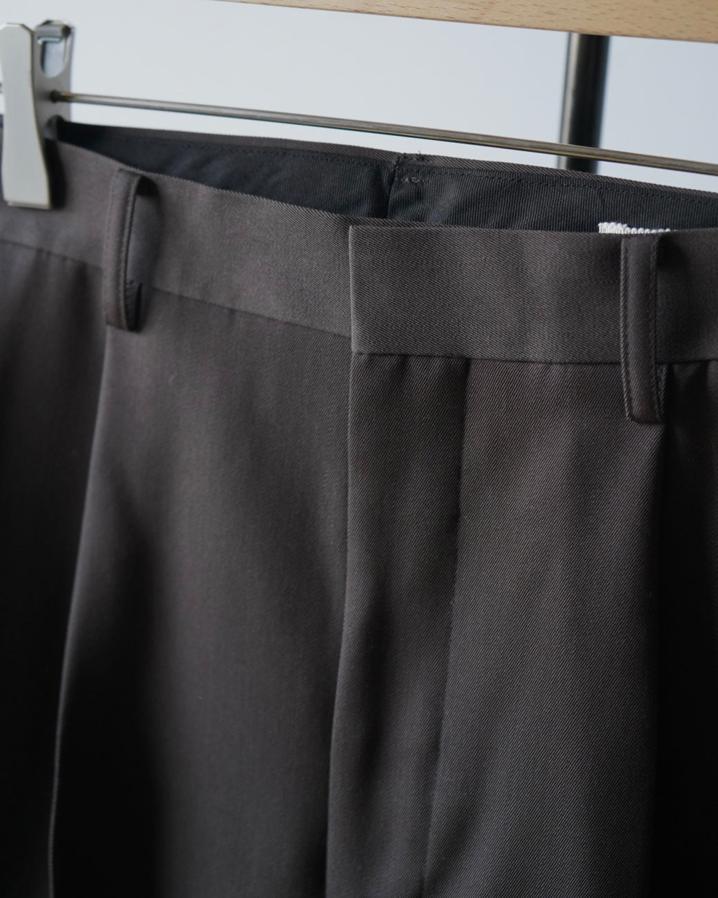 LIGHT WOOL MAX GABARDINE TWO-TUCK SLACKS
