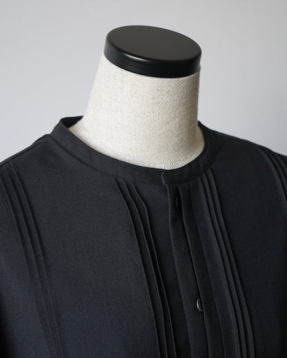 PIN TUCK STAND COLLAR BLOUSE