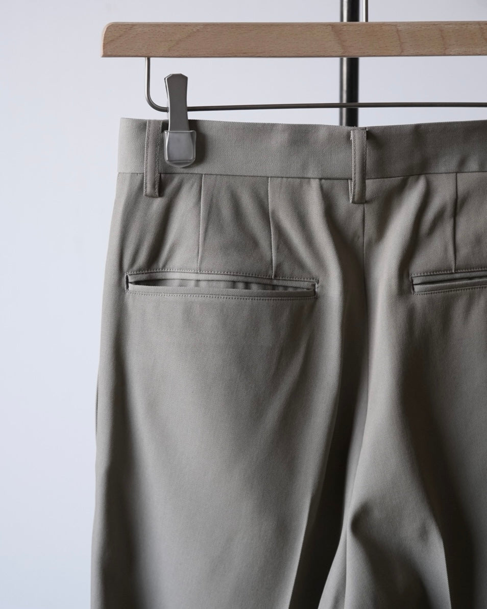 LIGHT WOOL MAX GABARDINE TWO-TUCK SLACKS