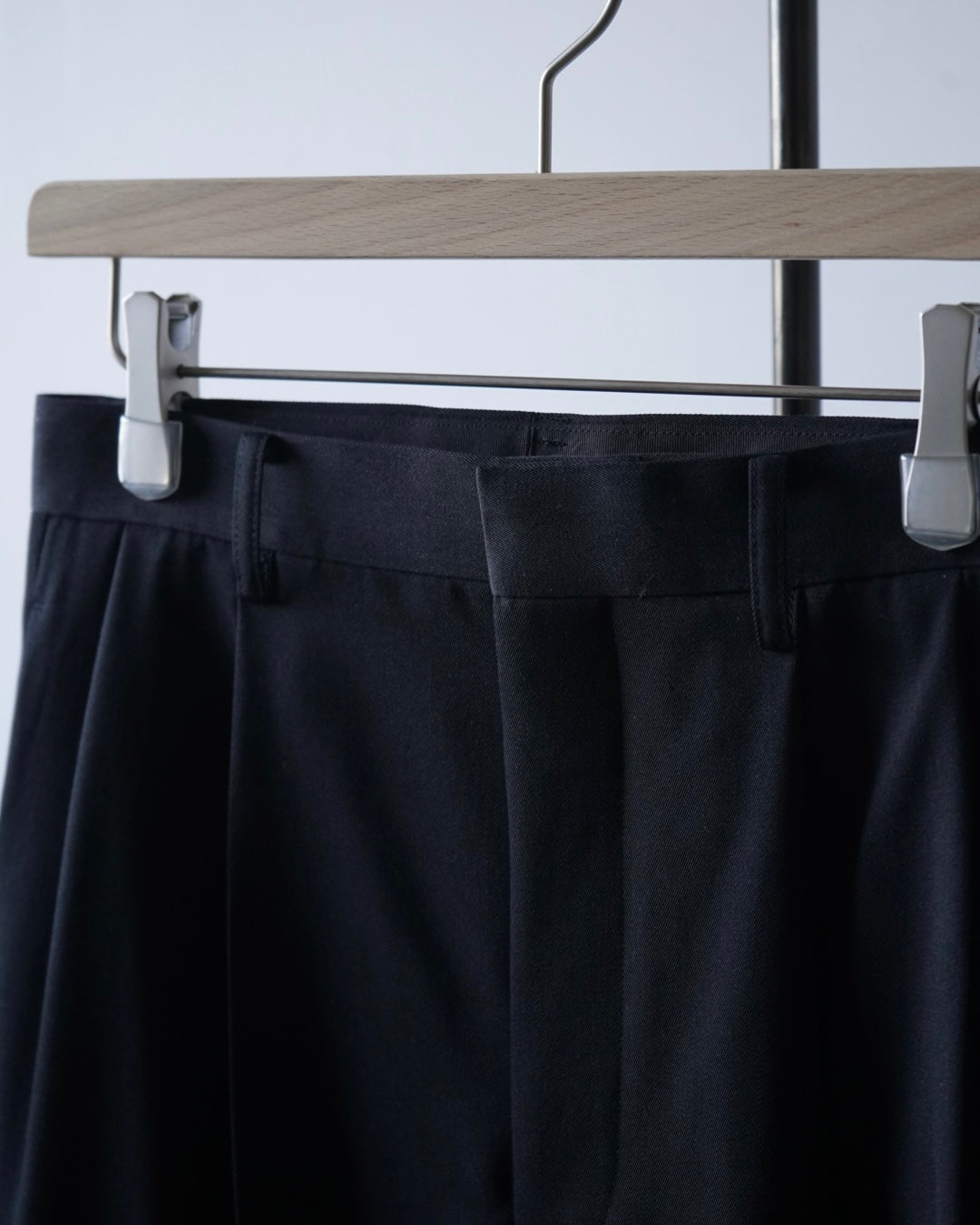 LIGHT WOOL MAX GABARDINE TWO-TUCK SLACKS