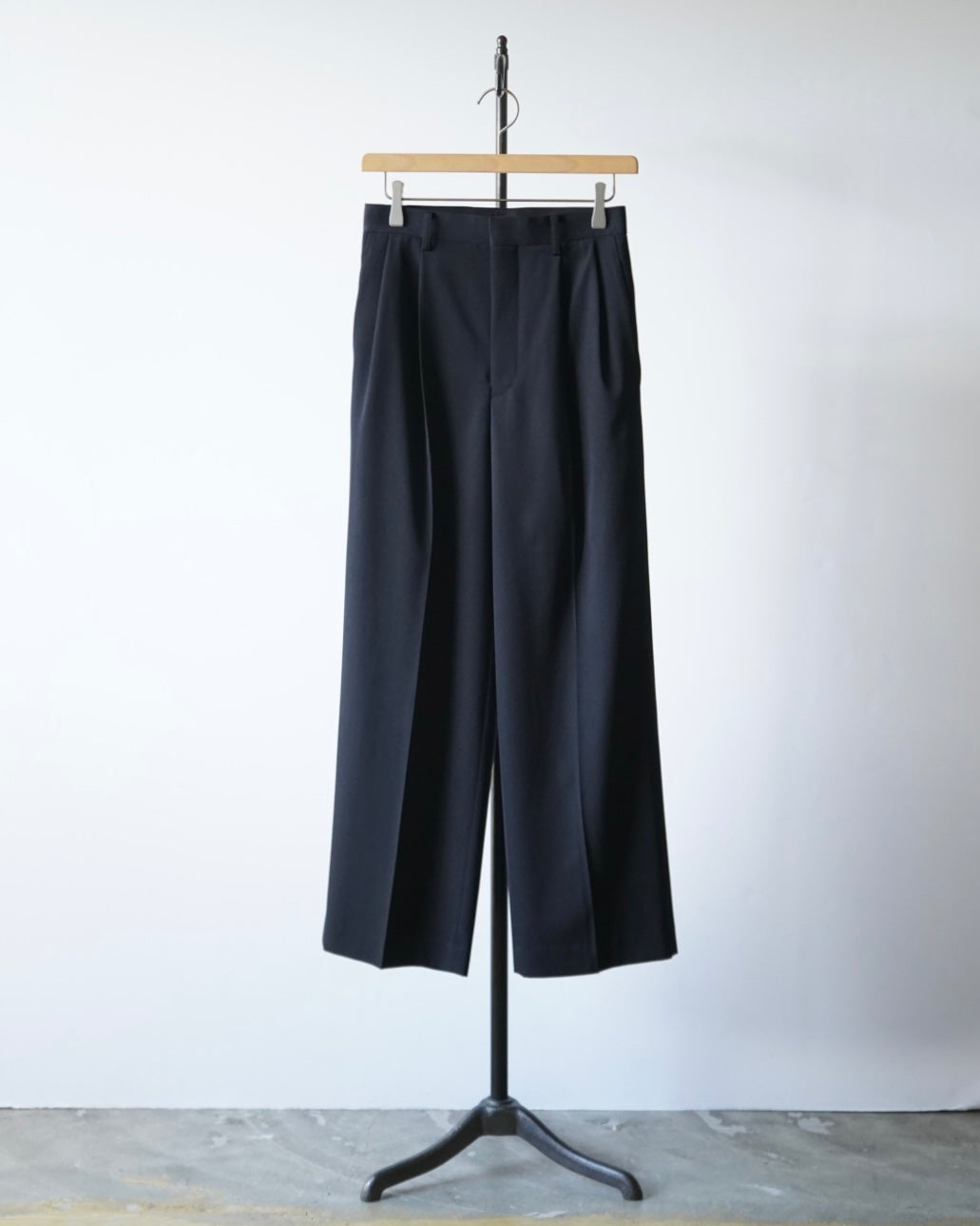 LIGHT WOOL MAX GABARDINE TWO-TUCK SLACKS
