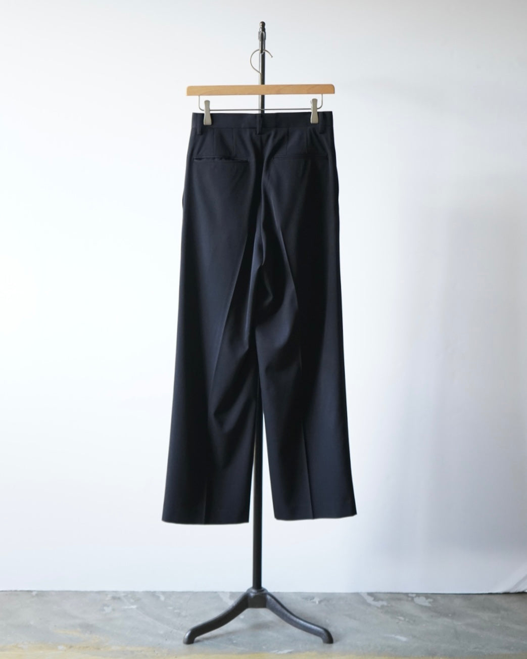 LIGHT WOOL MAX GABARDINE TWO-TUCK SLACKS