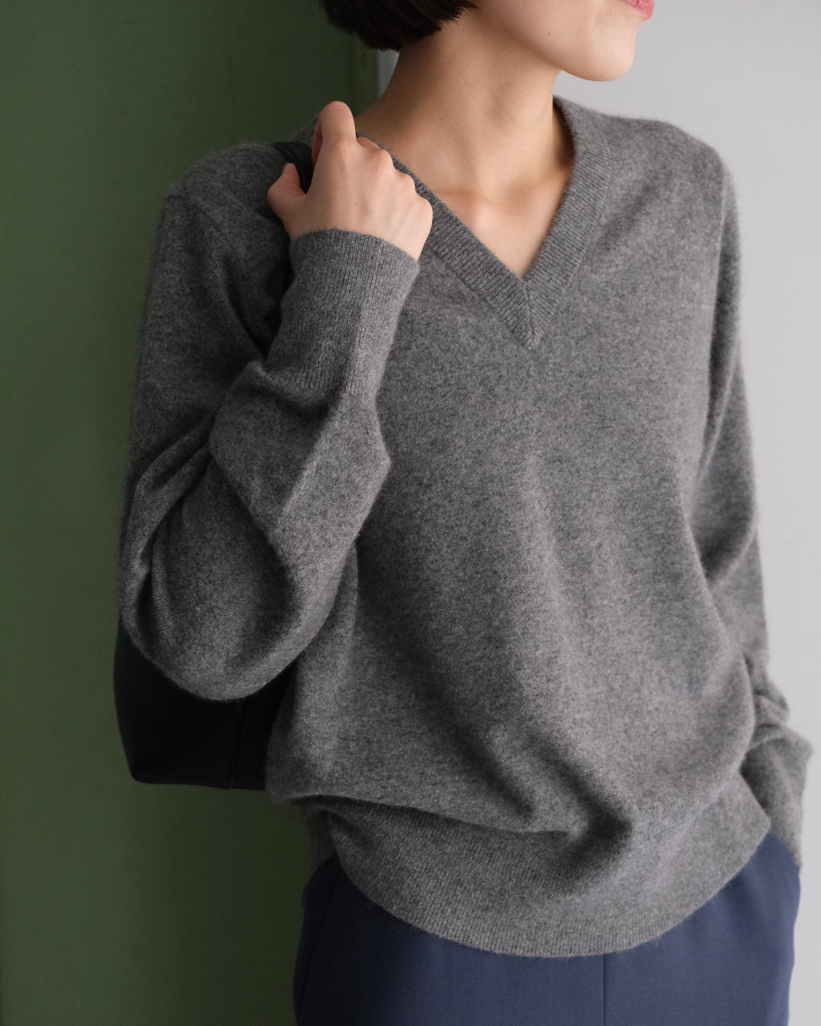 RACCOON V-NECK SWEATER