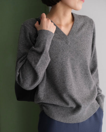 RACCOON V-NECK SWEATER